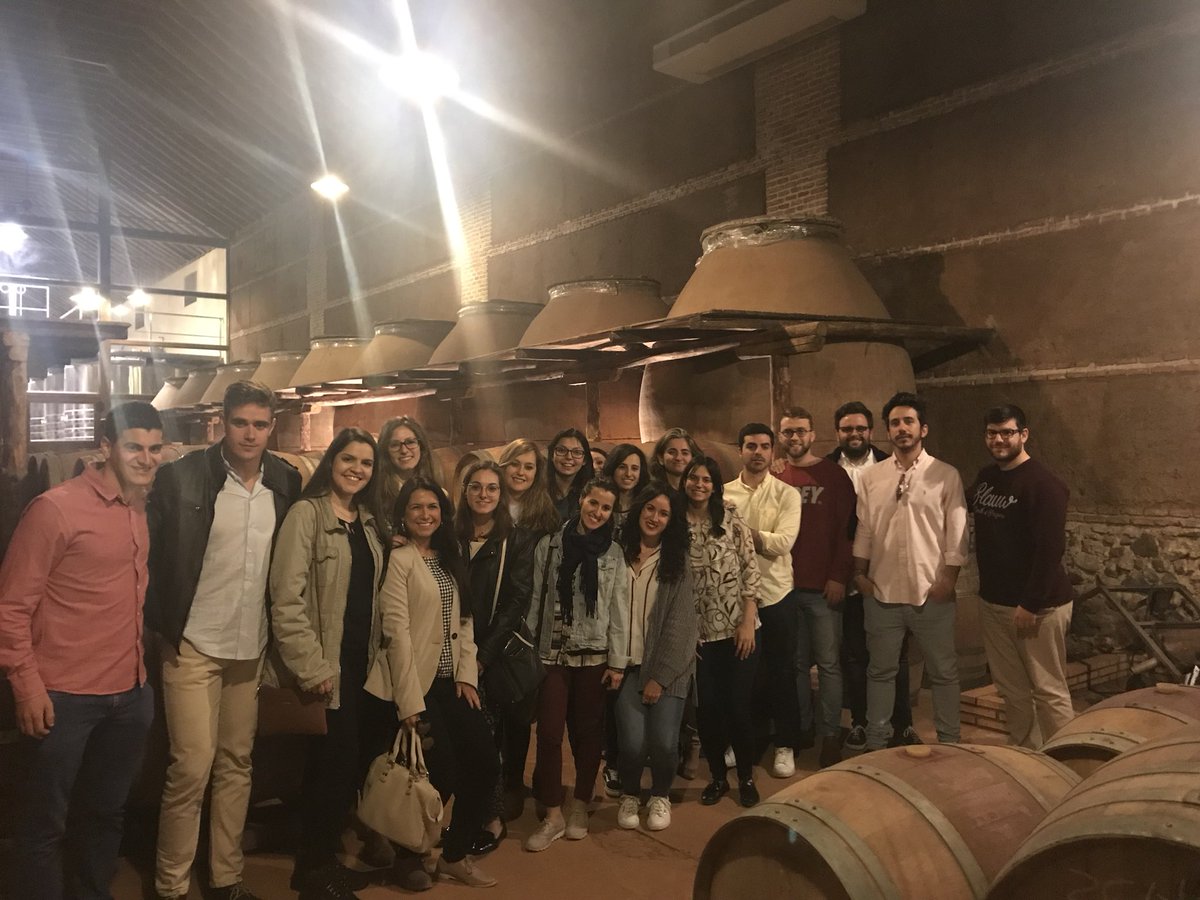 MNINToledo's tweet photo. Continúa nuestra visita a @FincaLoranque, ejemplo de experiencia empresarial de éxito en los mercados internacionales, dentro de las actividades del #MNIN_UCLM, ahora explicando el proceso de producción https://t.co/ajHQqTWFVF