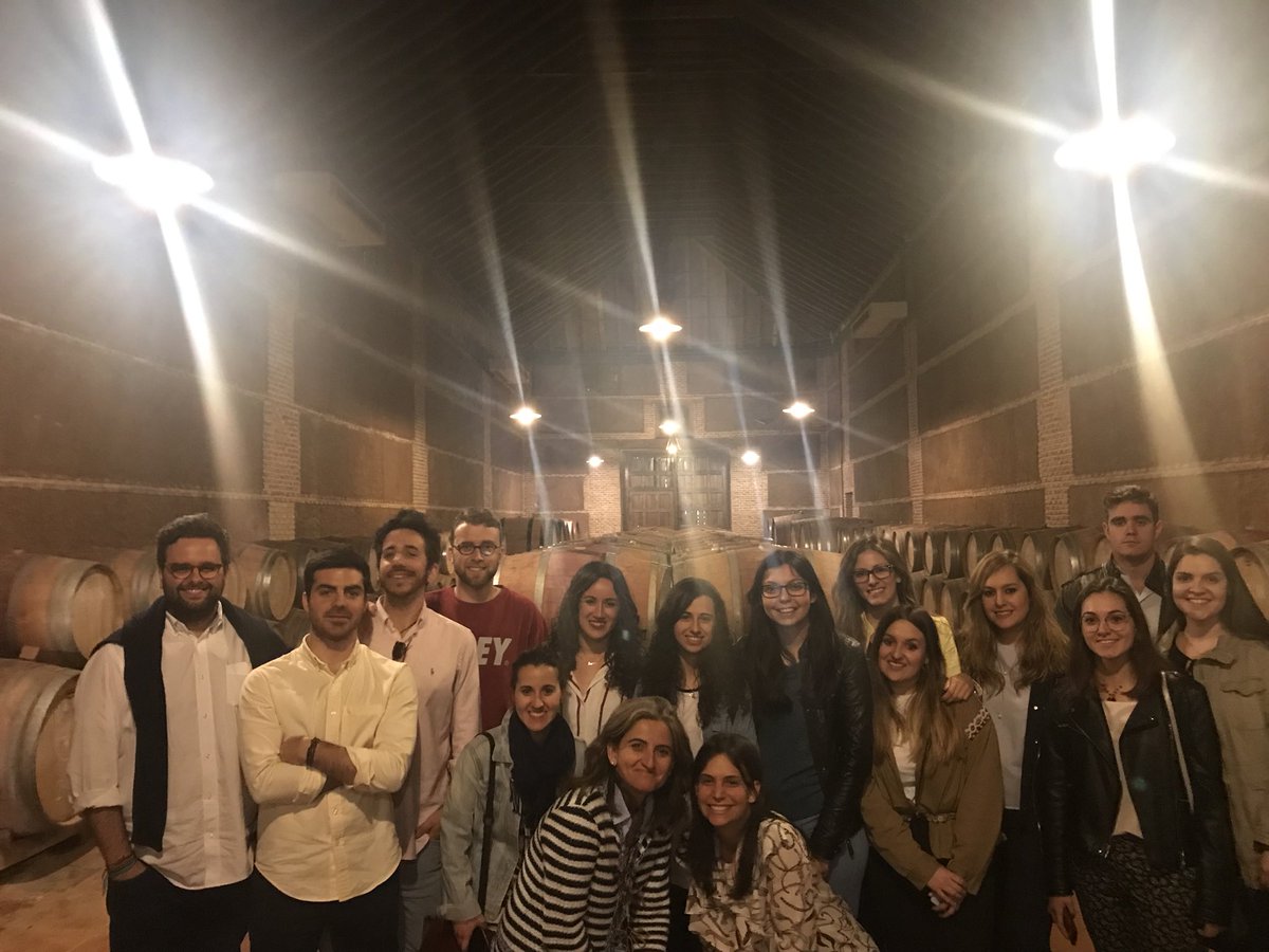 MNINToledo's tweet photo. Continúa nuestra visita a @FincaLoranque, ejemplo de experiencia empresarial de éxito en los mercados internacionales, dentro de las actividades del #MNIN_UCLM, ahora explicando el proceso de producción https://t.co/ajHQqTWFVF