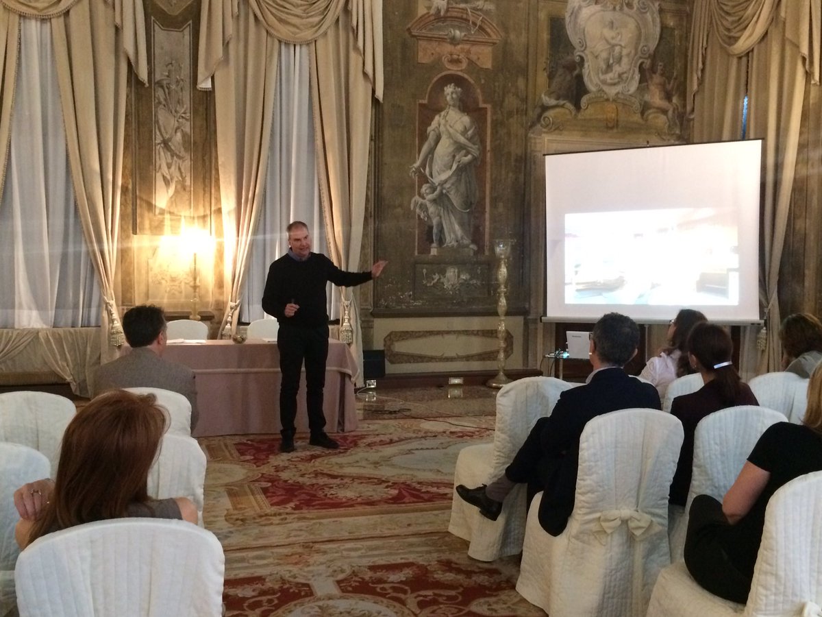Ale_Riboldi's tweet photo. La Differenza che fa la Differenza: oggi a @CaSagredo , Giampaolo Rossi @CreativeGiampy parla di cambiamento, complessità, nuove prospettive, i dettagli che fanno la differenza. #venezia  #change #newperspective #fabbricadilampadine https://t.co/x79ibeZdzm