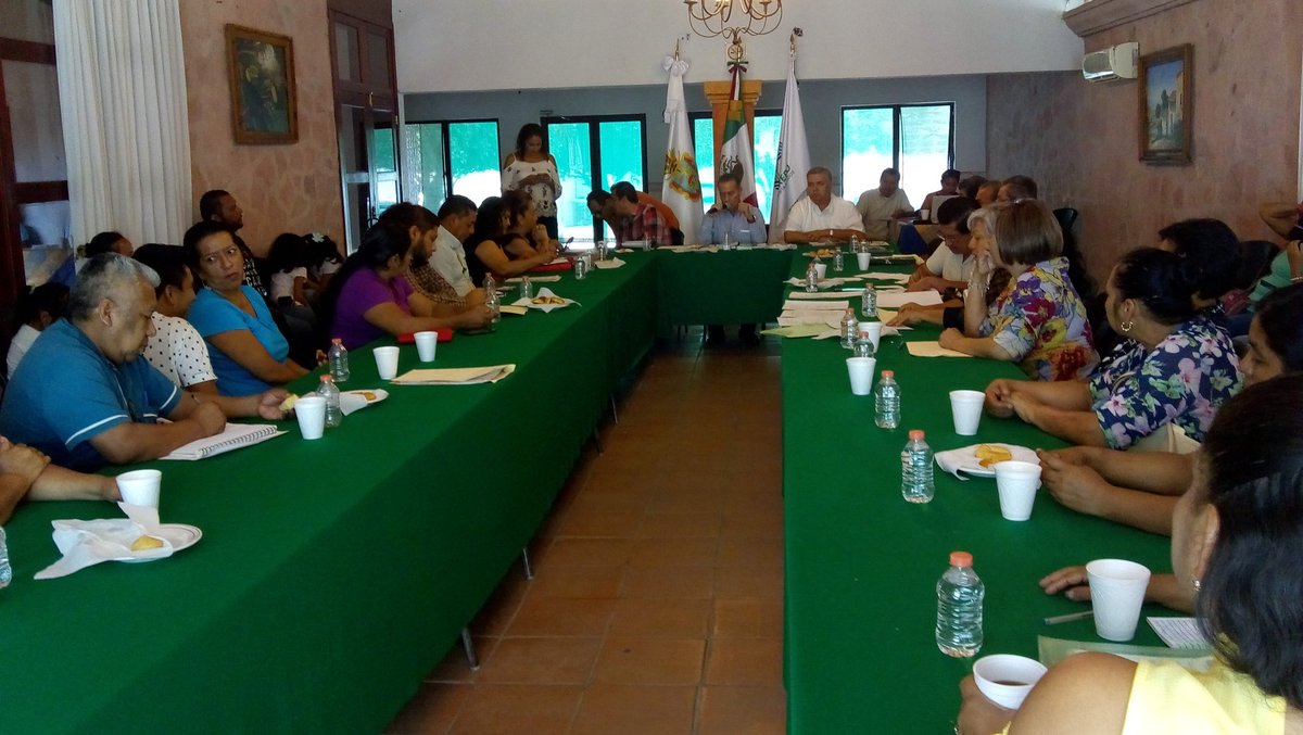 cedehumo's tweet photo. El Centro Morelos acompaña a colectivos de familias de desaparecidos de #Iguala, #Chilpancingo, #Chilapa y #Acapulco durante reunión con el #Secretario de #Educación del estado de Guerrero, José Luis de la Vega, en seguimiento a la reunión de realizada el 7 de marzo en Casa Gro. https://t.co/9aHan053yG