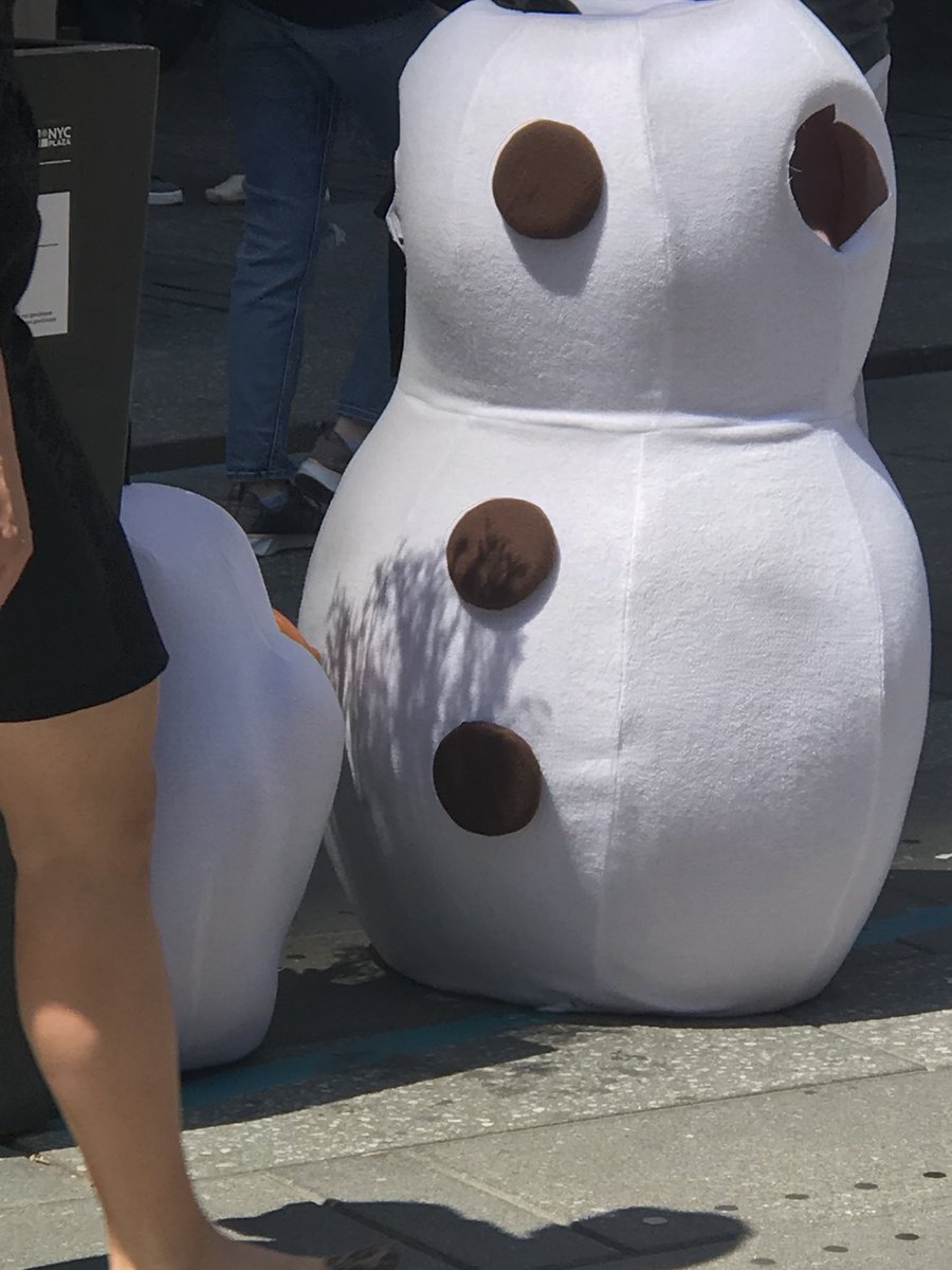 “Just put me in summer and I’ll be a... happy snowman????” 😰 Are you okay @greg_hildreth? <a href="/FrozenBroadway/">Frozen the Musical</a>