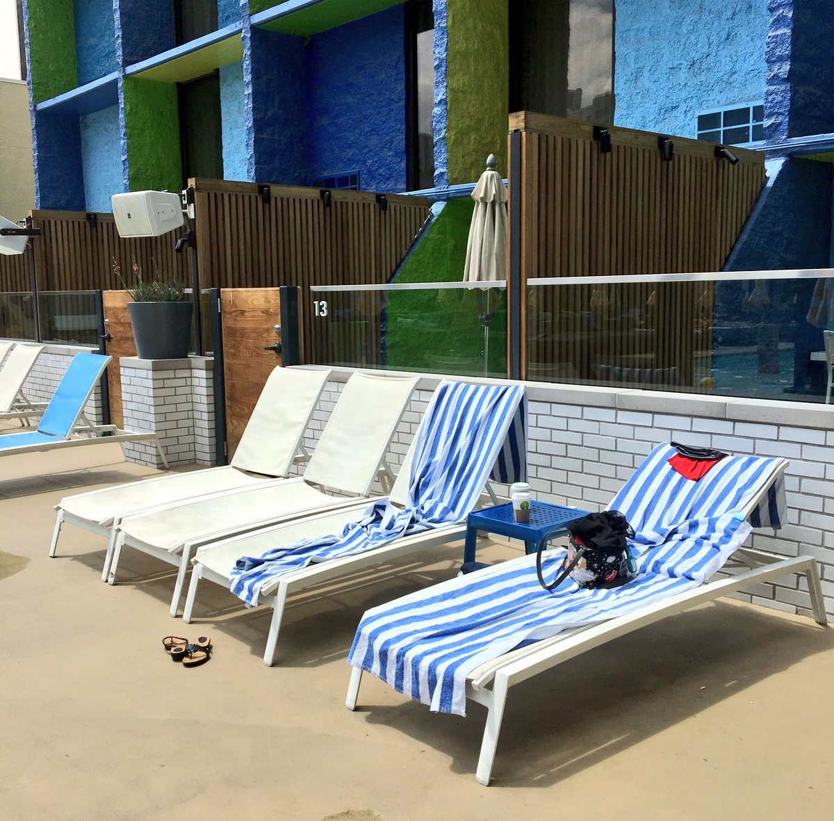 TheLINQ's tweet photo. Sun is out and you can catch us poolside at #LINQPool ☀️🌴💯
https://t.co/Ye8fxKoBxZ https://t.co/H7ij57LbD9