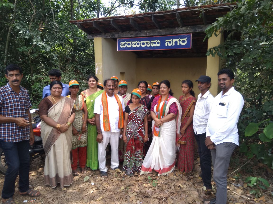 lalajirmendon's tweet photo. 👆*ಕುರ್ಕಾಲು ಗ್ರಾಮ ಪರಿಸರದಲ್ಲಿ ಲಾಲಾಜಿ ಆರ್ ಮೆಂಡನ್ ಅವರಿಂದ ಮತಯಾಚನೆ*
ಮಹಿಳಾಮೋರ್ಚಾ ಜಿಲ್ಲಾ ಪ್ರಧಾನಕಾರ್ಯದರ್ಶಿ ವೀಣಾ ಶೆಟ್ಟಿ ,ಜಿಲ್ಲಾ ಪಂಚಾಯಿತಿ ಸದಸ್ಯೆ ಗೀತಾಂಜಲಿ ಸುವರ್ಣ ,ಮಹಿಳಾಮೋರ್ಚಾ ಪ್ರಧಾನಕಾರ್ಯದರ್ಶಿ ಸುಮಾ. ವಿ ಶೆಟ್ಟಿ ಕುರ್ಕಾಲು ಗ್ರಾಮ ಸಮಿತಿಯ ವಿಶ್ವನಾಥ್ ,ಬಿಜೆಪಿ ಮುಖಂಡ ಸುದರ್ಶನ್ ಭಟ ಜೊತೆಗಿದ್ದರು. https://t.co/GWdp6jT1yE