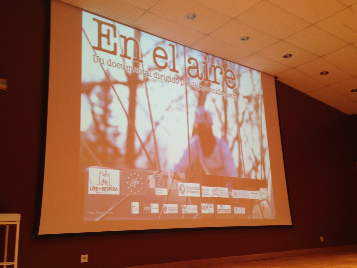 LifeRespira's tweet photo. Expectantes ante la presentación en el @pamplonetario del documental “En el aire” que resume #liferespira y ha sido realizado por @BienveLeon https://t.co/ZlvDEmy4wJ