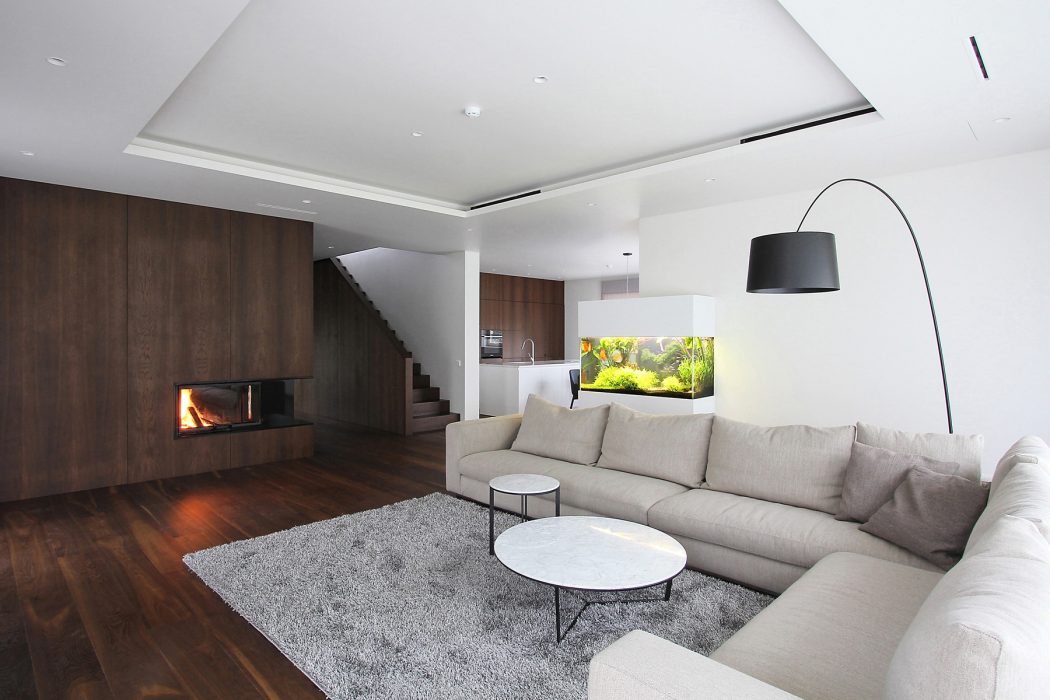 JuliaFKeyes's tweet image. There's a corner fireplace in this #luxuryhome. #architecture  cpix.me/a/45318301