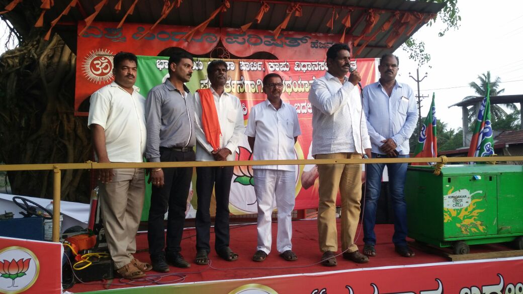 lalajirmendon's tweet photo. *👆ಹೆಜಮಾಡಿ ಪರಿಸರದಲ್ಲಿ ಕೋಟ ಶ್ರೀನಿವಾಸ ಪೂಜಾರಿ ಮತ್ತು ಪ್ರಕಾಶ್ ಶೆಟ್ಟಿ ಪಾದೆಬೆಟ್ಟು ನೇತೃತ್ವದಲ್ಲಿ ಮತಯಾಚನೆ* https://t.co/niBGQpljtJ
