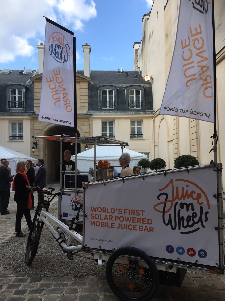 Koningsdag Parijs: thema #NLcirculaire economie! Met dank aan <a href="/JuiceOnWheelsNL/">JuiceOnWheels</a> met solar sappenbar. Reststroom sinaasappelschillen wordt circulaire #SOOP! <a href="/AgroBericht/">AgroberichtenBuitenland</a> @WURfoodbiobased <a href="/BioBasedEconomy/">BioBased Economy</a>