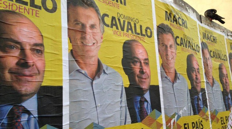 yobanaandino1's tweet photo. #NoticiasFalsasNO #MacriCavallo #BuenJueves #3DeMayo El presidente Macri y su gente lleva la economía para el mismo rumbo que caballo 😡😠 #NoticiasFalsasNO #MacriCavallo @marmolada264  @aldeaysoc @DANDREACELESTE @RodriguezSaaN @gdiegom @MONI_MONTERO @fernandezvmerce  @AleVerbeke https://t.co/KEv5S8li85