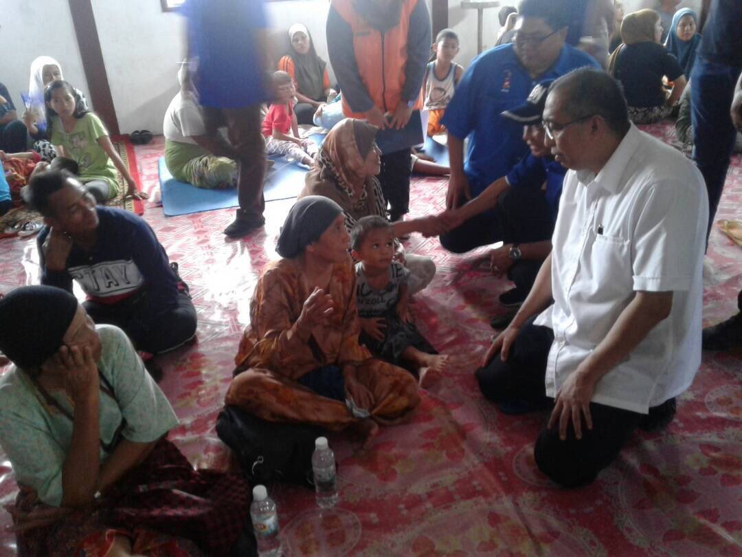 SuaradotTV's tweet photo. #DahulukanRakyat https://t.co/huWQN680sD DS @sallehsaid,  Datuk Ramlee Marahaban &amp; Datuk Nasir Tun Sakaran melawat mangsa kebakaran di penempatan sementara Dewan Kg Panji, Semporna.

Semoga dipermudahkan Allah. #PRU14 #P169 #KotaBelud #GE14 #BersamaBN #Sabah @sec_press https://t.co/BHluir5RG5