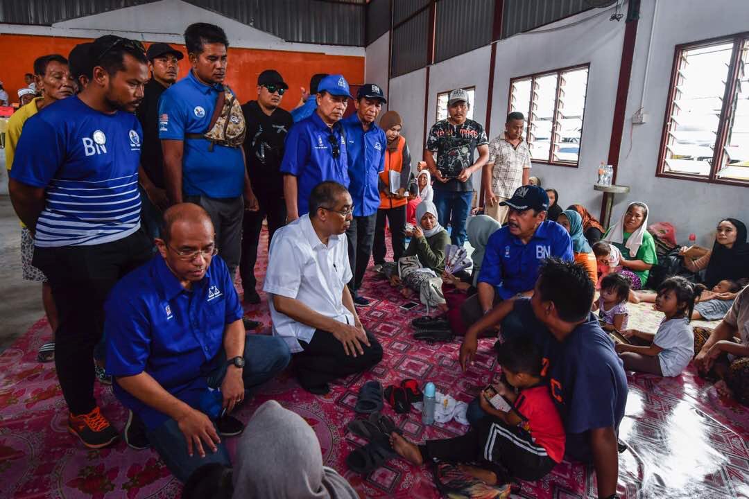 SuaradotTV's tweet photo. #DahulukanRakyat https://t.co/huWQN680sD DS @sallehsaid,  Datuk Ramlee Marahaban &amp; Datuk Nasir Tun Sakaran melawat mangsa kebakaran di penempatan sementara Dewan Kg Panji, Semporna.

Semoga dipermudahkan Allah. #PRU14 #P169 #KotaBelud #GE14 #BersamaBN #Sabah @sec_press https://t.co/BHluir5RG5