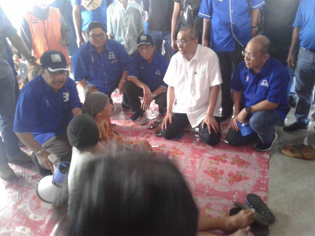 SuaradotTV's tweet photo. #DahulukanRakyat https://t.co/huWQN680sD DS @sallehsaid,  Datuk Ramlee Marahaban &amp; Datuk Nasir Tun Sakaran melawat mangsa kebakaran di penempatan sementara Dewan Kg Panji, Semporna.

Semoga dipermudahkan Allah. #PRU14 #P169 #KotaBelud #GE14 #BersamaBN #Sabah @sec_press https://t.co/BHluir5RG5