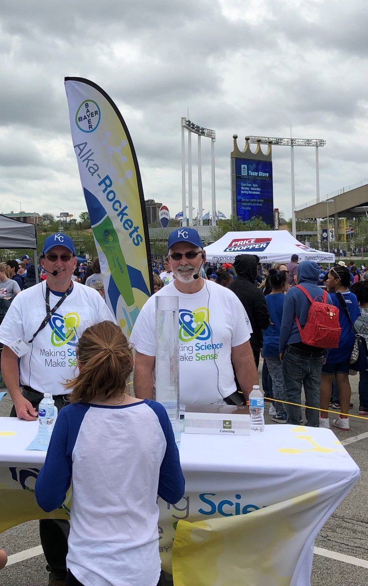 Bayer4CropsUS's tweet photo. Today we’re at #SchoolDayAtTheK, Kansas City’s largest educational field trip with hands-on #STEM activities. To show students how fun #science can be, we’re making #AlkaRockets! #MakingScienceMakeSense https://t.co/PhGRgoZsd3