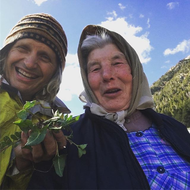 JosephSimcox's tweet photo. In the Pyrenees of Catalunya... my new friend Adelina Molas was out picking the tender delectable spring greens. Among them a delicacy the Mountain Dandelion!
#explorewithjoseph, #revolutionifthought, #theplantastics, #gardensacrissamerica, #thebotanicalexplorer, #josephsimc… https://t.co/HBQSUk4DG2
