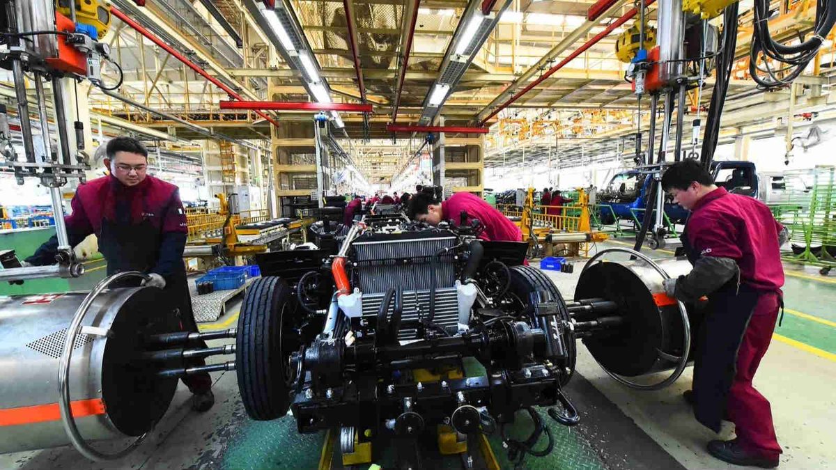 China’s manufacturing PMI edges down in April dlvr.it/QRfbG2