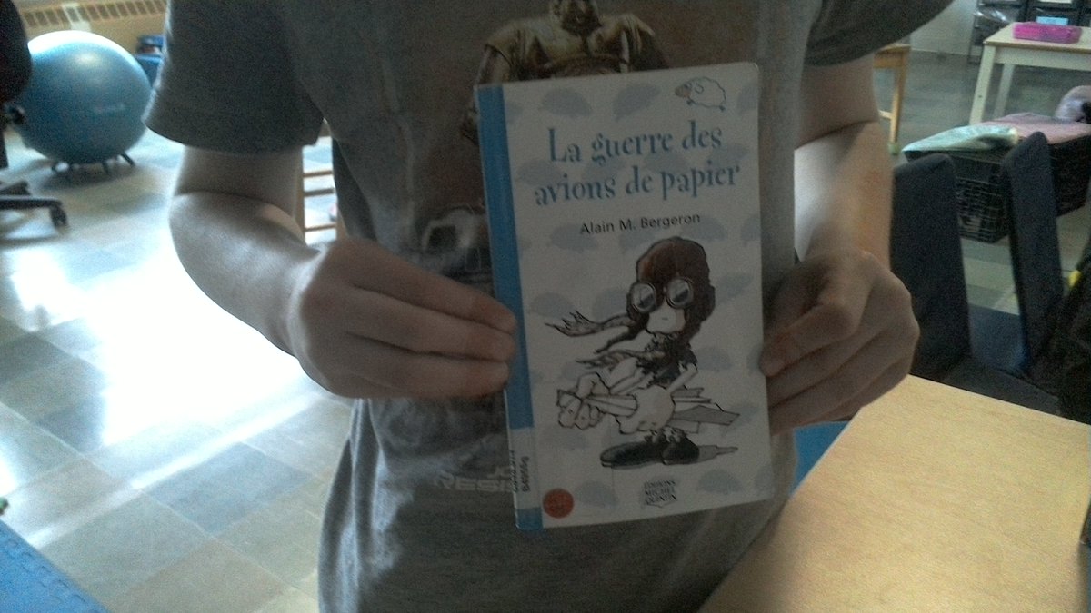 mmeamelies's tweet photo. Le livre La guerre des avions de papier est très bon. J'affirme que le livre a beaucoup d'avions de papier différents. #bonheurdelire  #ac https://t.co/2LhrYGTNs1