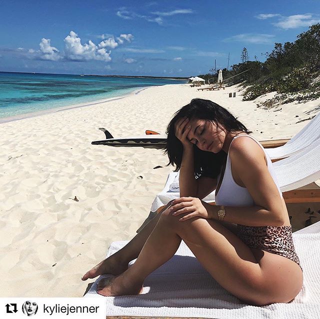 Kylie Jenner in a white and animal print one piece swimsuit by tacoola at the beach in the bahamas #kyliejenner #tacoolabikinis #onepieceswimsuit #kylieswimsuit #swimsuitstyle #swimwear #itsbetterinthebahamas #👙 ift.tt/2KtHf4p