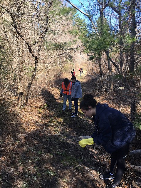 WarehamLT's tweet photo. Great Earth Day trail clean-up with Wareham High School Environmental Club members. Thank you all!! https://t.co/ctVKWt7TwX
