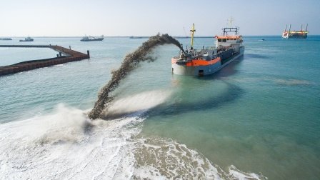 lagersmit's tweet photo. "#Dredging in shallow areas puts a lot of stress on seals and the #Liquidyne® manages to hold up under such conditions!" - Dutch Dredging | #dredgepump #ship https://t.co/vz1i7NYngR https://t.co/wGKT7NFrvI