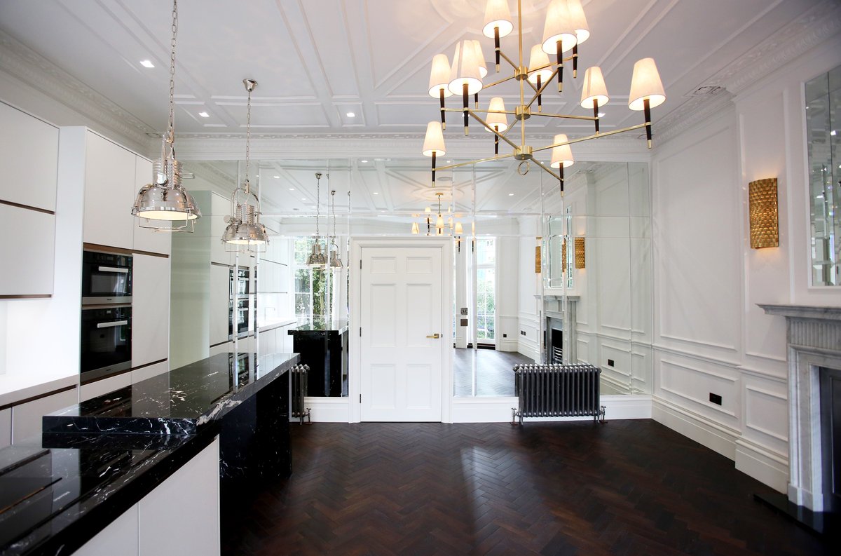 JSRE_Partners's tweet photo. This #luxurious #apartment features floor to #ceiling mirror #walls to #maximize views across a rare #private #square in the heart of #Marylebone.  @PortaRomanaUK white #gold #sconces and @ChesneysLtd #chimneypiece glide #effortlessly over a #rich #ebony #parquet #floor https://t.co/t8YwWaZ19A
