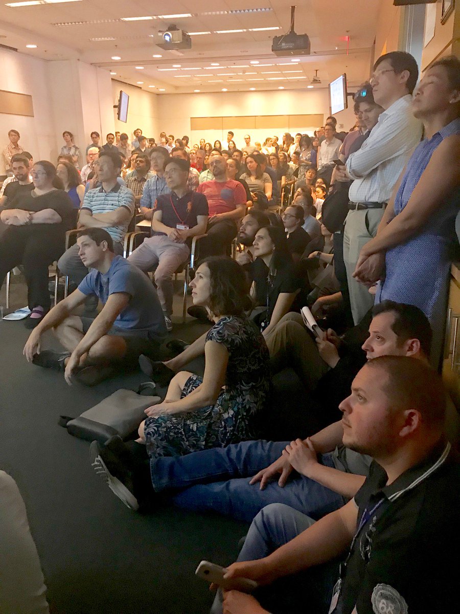 Rock star sized crowd @sloan_kettering listening rapt to @IdoAmitLab discuss his groundbreaking work leveraging #SingleCell to explore the cellular basis of diseases from #Alzheimers to #cancer.