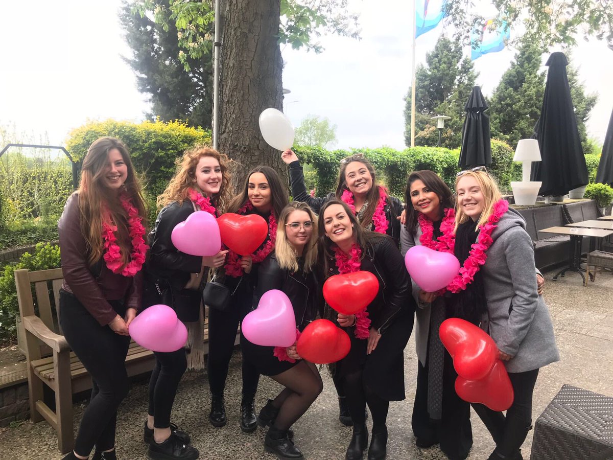 The future belongs to those who learn, unlearn and RELEARN 👊🏽💪🏽 The Roadshow was amazing.. thank you 😊 🎀 #lovemyteam #HCteam #hkmacademy #Hunkemöller <a href="/linda_jong/">Linda de Jong</a> <a href="/sabrina_vermeer/">Sabrina van der Linden</a> @DianeVanGool <a href="/SherooHc/">Gwendolynn Landveld</a> <a href="/AnthonyServinus/">Anthony</a>