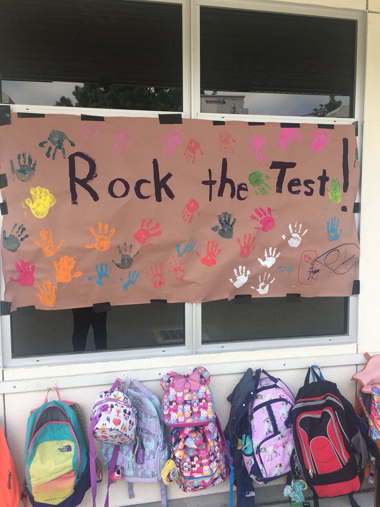janis_heden's tweet photo. Primary Students @PHEdinos supporting upper grades! You can do it!! #WordsOfSupport @MtDiabloUSD https://t.co/OcoLea5tEI