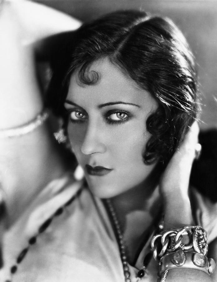 stiraboutandy's tweet photo. About now I'm guessing #Trump is wishing his sexual encounter had been with an adult SILENT film star.
#StormyDaniels #Stormygate #GloriaSwanson https://t.co/hT9xhNuhuV