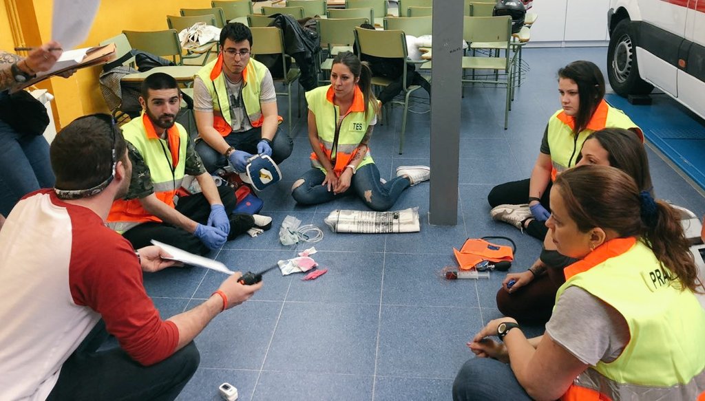 soctescat's tweet photo. Gran feina!!
Avui membres de GdT #SoCTES @SoCMUE han repassat amb futurs #TES els aspectes més importants de les lesions per agents físics i l'atenció al trauma instrumentalitzat
#SocialTES #EquipTES
#desenvolupamentcurricular https://t.co/3BDTFpcExe