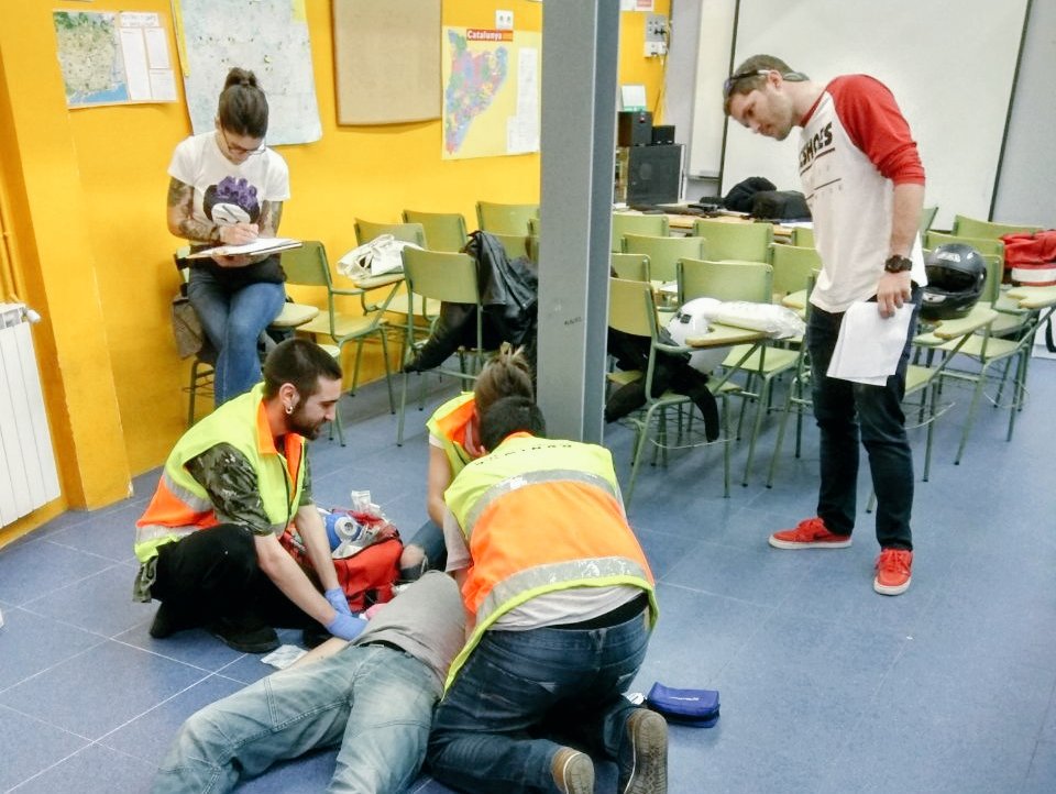 soctescat's tweet photo. Gran feina!!
Avui membres de GdT #SoCTES @SoCMUE han repassat amb futurs #TES els aspectes més importants de les lesions per agents físics i l'atenció al trauma instrumentalitzat
#SocialTES #EquipTES
#desenvolupamentcurricular https://t.co/3BDTFpcExe