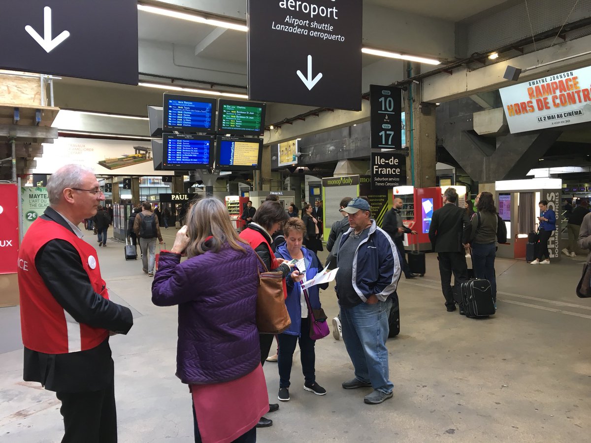En gare de Paris Montparnasse ce soir encore pour accompagner nos clients en cette journée perturbée, comme volontaires de l’info en #GiletRouge. 👍Une règle simple pour vos prochains trajets en #TGV : 🚄 ouvert à la vente = 🚄 garanti ! (jusqu’au 17 mai) <a href="/TeamVoyagesSNCF/">TeamVoyagesSNCF</a>
