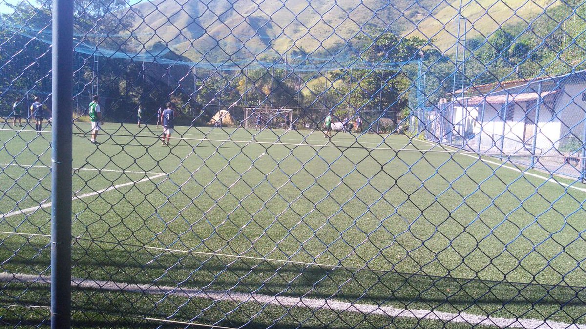 ClubeCarumbe's tweet photo. Não temos grandes conquistas, não temos torcida numerosa, mas temos a certeza de que nunca estaremos sozinhos! #Obrigado #VamosCarumbé Jogo De Domingo. CarumbéFc-Realengo 4 x 5 Complexo do lins .
Torcida apoiando ate fora de casa . https://t.co/tBV8bVIhld
