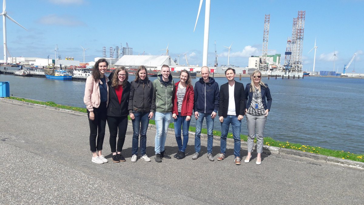 GroningerHavens's tweet image. Vanmiddag bezochten studenten van Socrates Groningen de Eemshaven. Zij doen onderzoek naar de aantrekkingskracht van de regio Eemsdelta op jonge starters, net afgestudeerden en start ups. #feedbacksession #ideas #newgeneration #nextgeneration #greengeneration