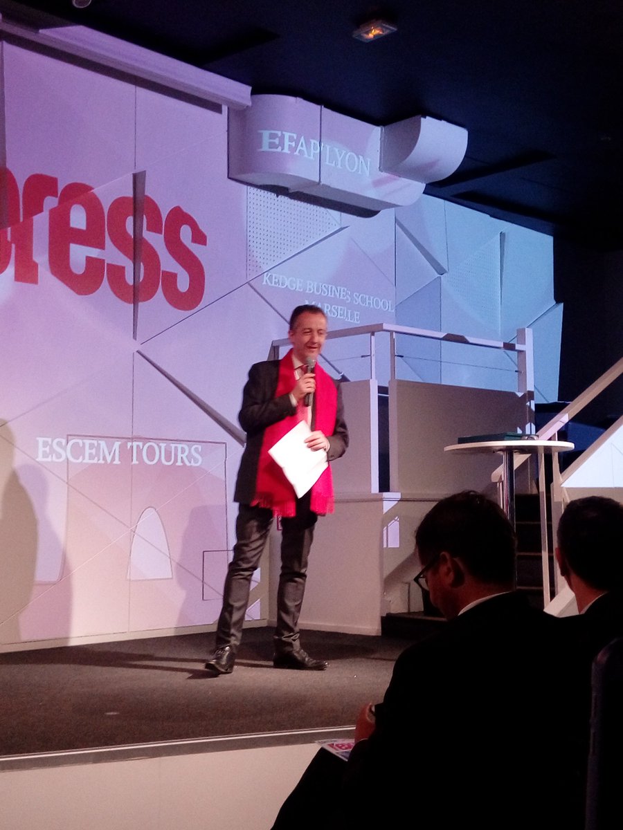 🏆 La cérémonie commence ! <a href="/C_Barbier/">Christophe Barbier</a> est sur scène pour accueillir toutes les équipes #DefiLExpress