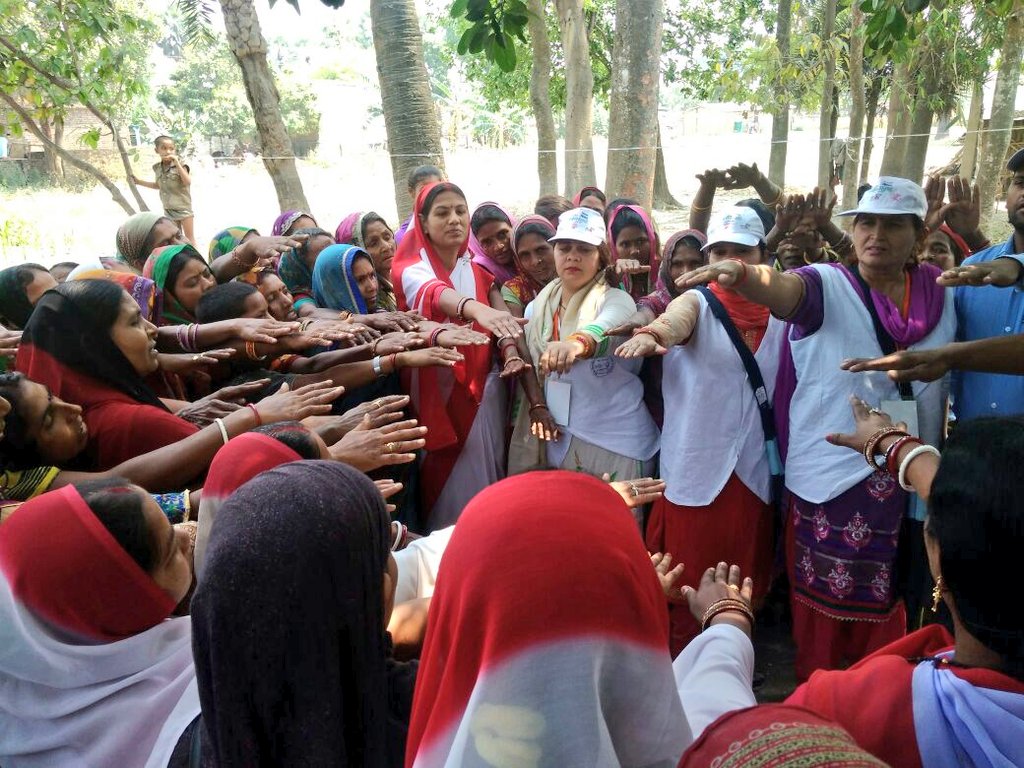 Swachagrahi and anganwadi women from Baghpat taking ODF pledge with anganwadi women of Kishorepur gram panchayat in <a href="/shanmuzaffarpur/">Shan Muzaffurpur</a>, Bihar. 

#ZSBP #SwachhBharat #ChaloChamparan #odf