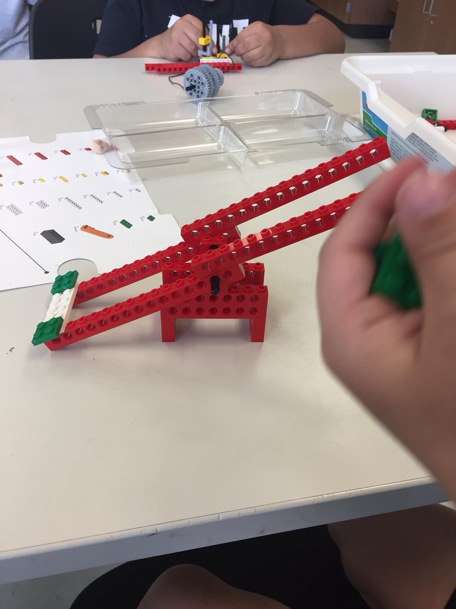 camey_stem's tweet photo. 1st graders designing and building their own simple machines! #cameypride #engineers https://t.co/5PDZfdc9IF