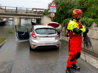 Il_Centro's tweet photo. #Abruzzo #3maggio #Maltempo #allagamenti #frane #Roseto #Montorio #Castelli #Vibrata #pioggia
#teramo, "salvate" tre auto nei #sottopassi allagati
GUARDA IL VIDEO
https://t.co/qcCWbdkbYm https://t.co/5OyVeW0WDB