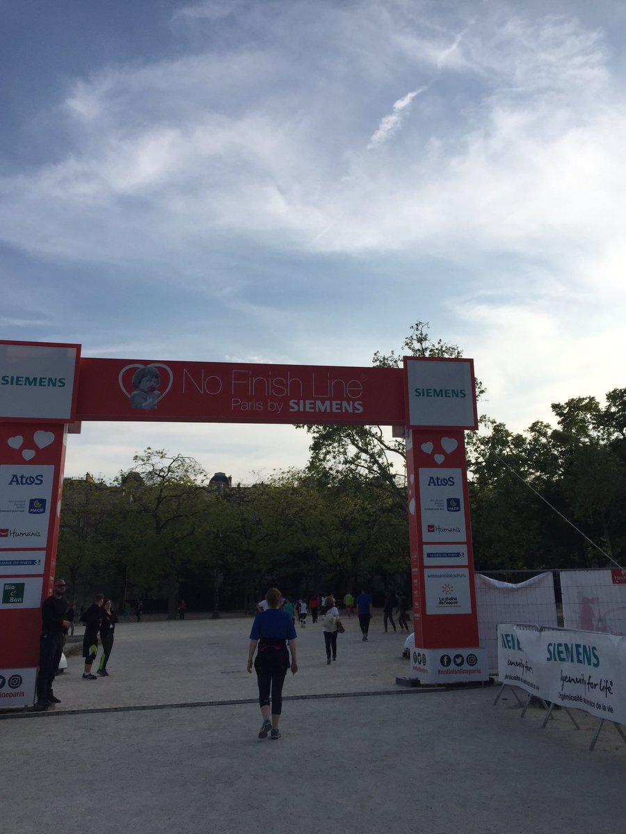 HyacintheB's tweet photo. En piste pour une belle cause : #NoFinishLineParis avec les jeunes des #FJT d'Ile de France @urhaj_idf @ALJTweet - Motivée avec @c_bellessa ! https://t.co/A9EHZ7LtKQ