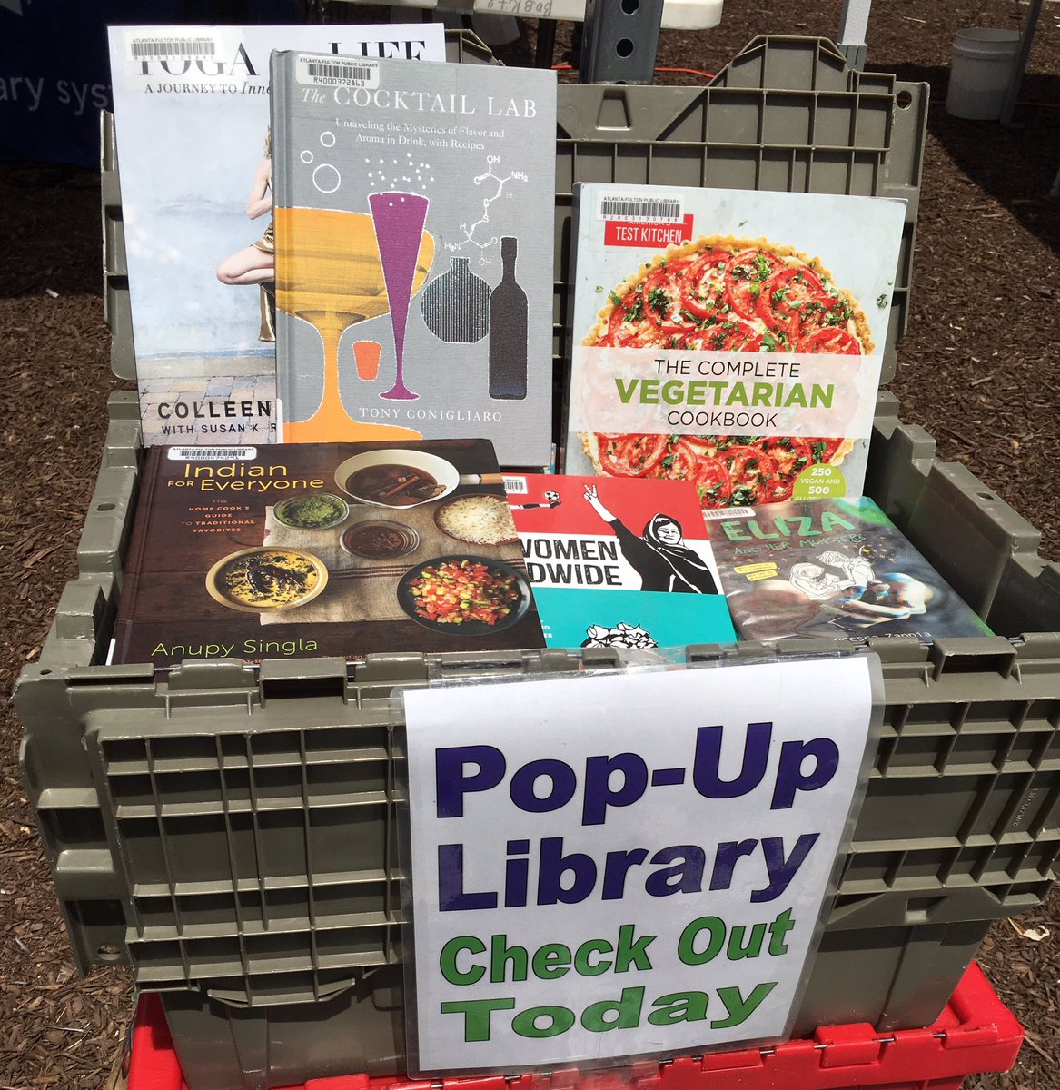 fulcolibrary's tweet photo. Pop-Up Library at @TasteAlpharetta tonight 5pm-10pm. Come draw with 3D Pens, experience #VirtualReality, and get your library card! We're set up behind Sis and Moon.  @AlpharettaPatch @AlpharettaMoms @alpharettagov @AlphaRotary https://t.co/wQBi6BlPek