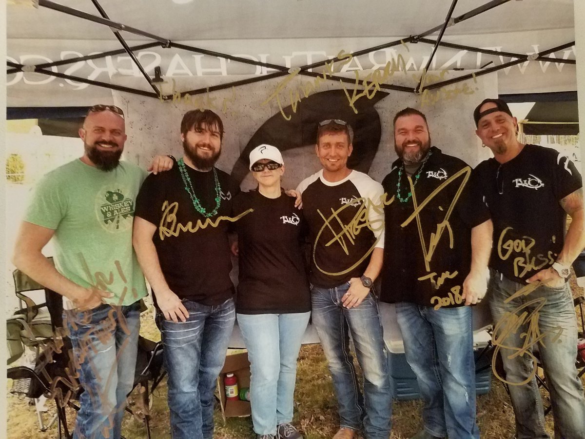 twcgirl36's tweet photo. Thx guys for autographing my #wraithfest pic @TNWRAITHCHASERS @Mike_TWC @ChrisTWC @PorterTWC https://t.co/jlviJOMDuZ