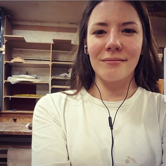 TortieHoare's tweet photo. The face of a woman who thought it'd be nice to wear this white top while shifting 3 tonnes of dusty workshop kit over the past few days.
#movingworkshop #moving #leavinglondon #dirty #dusty #workshoplife #craft #finecraft #handmade #bespokefurniture #bโฆ https://t.co/CnfRQyRBHq https://t.co/Di3qblyImC