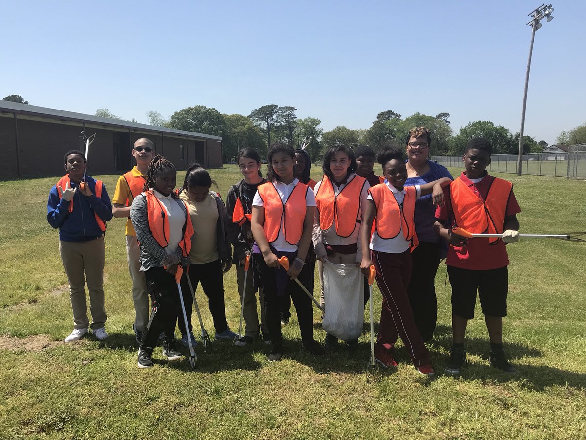 CradockLeads's tweet photo. Cradock Middle ACCESS Students Completing Community Service https://t.co/BAYqa8aTcn