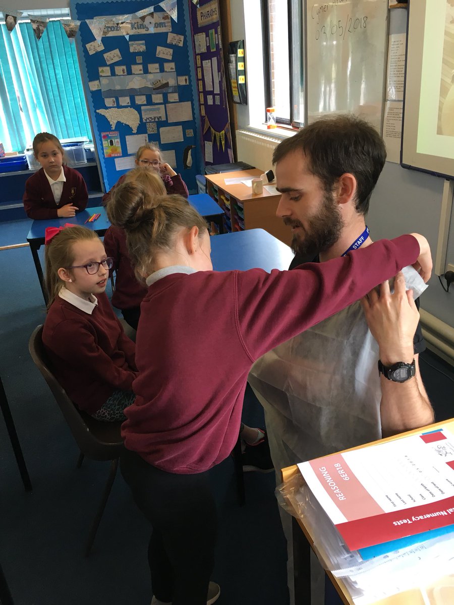 CymerPrimary's tweet photo. In todayโs First Aid Club, we were taught how to apply a sling on an inured arm. #FirstAidClub https://t.co/S5oXyB3zRD