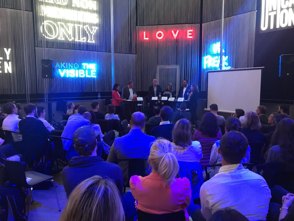 efeu_org's tweet photo. Braucht #Europa eine Verfassung? Toller Auftakt in #lovelace mit @Micha_Ott, @DFoest, @henrikehahn, Eva Feldmann-Wojtachnia und Stefan Lorenzmeier. #machteuropazumthema https://t.co/WtPEMCwIH9