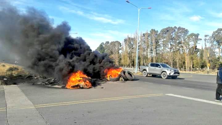 f5noticiasok's tweet photo. #Trelew #Fuerza a los #Trabajadores despedidos de #Propulsora https://t.co/E6wVZA2Lmv