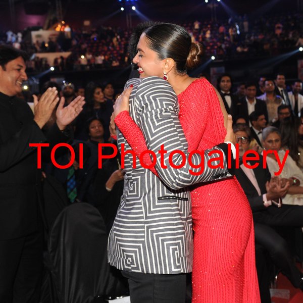 GEOFFREY_INDIA's tweet photo. always the best actors best humans charmant didi princess @deepikapadukone and @RanveerOfficial bhai stay always full of happiness of love of succes and stay always blessed i wish you always alot of love of everyone 🤗👰🤵👰🤵👰🤗❤️😘🙏 https://t.co/zNNegTC6jG