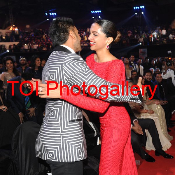 GEOFFREY_INDIA's tweet photo. always the best actors best humans charmant didi princess @deepikapadukone and @RanveerOfficial bhai stay always full of happiness of love of succes and stay always blessed i wish you always alot of love of everyone 🤗👰🤵👰🤵👰🤗❤️😘🙏 https://t.co/zNNegTC6jG