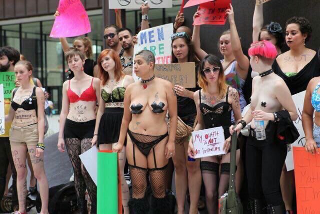 HumanoEliot's tweet photo. Estas feministas del siglo XXI todo lo solucionan enseñando las tetas...¿os imagináis a los hombres sacándose la polla para reivindicar algo? https://t.co/ZjfAG8FKlR
