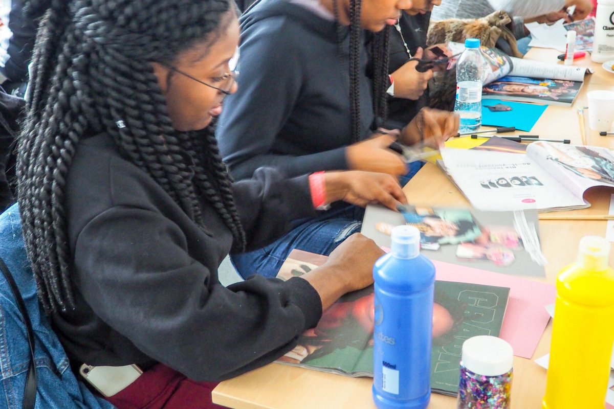 InterlockFound1's tweet photo. #foreignsisters #creativeworkshop ‘Ode to yourself’ in #London. #projectforeignsisters https://t.co/ikNHDe0Ruh #interlock #holendrechtswazoom #anansiswazoom #empowerment #jongerenwerk #kori #youthwork @Erasmus_Project https://t.co/02nfKTrWpj