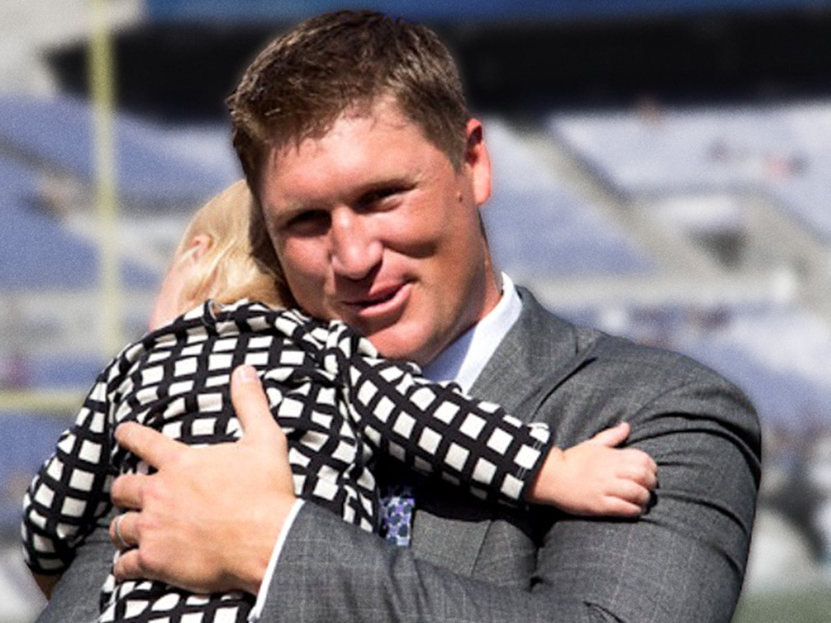 thecheckdown's tweet image. The #HugsFromHollyDay movement has led to acts of kindness across the country.

The @NFL community unites 👉 on.nfl.com/yFIPol