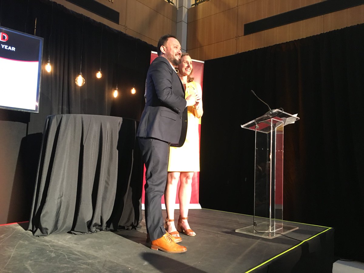 UMD_Dingman's tweet photo. Thanks to EMBA alum @oscarradio (co-founder of @PodcastVillage for all his work on #DingmanBootstrapped and congrats on winning Alumni Entrepreneur of the Year! #RudyAwards https://t.co/uoWeAbVyCA